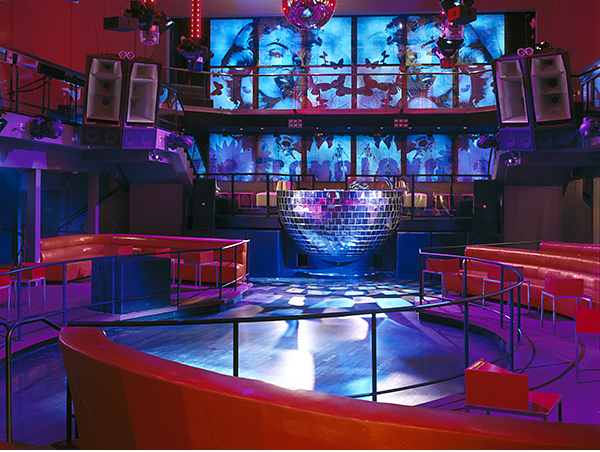 http://www.nightclubdesigners.com/wp-content/uploads/2013/02/night-club-design-cameo-main-room-dj.jpg